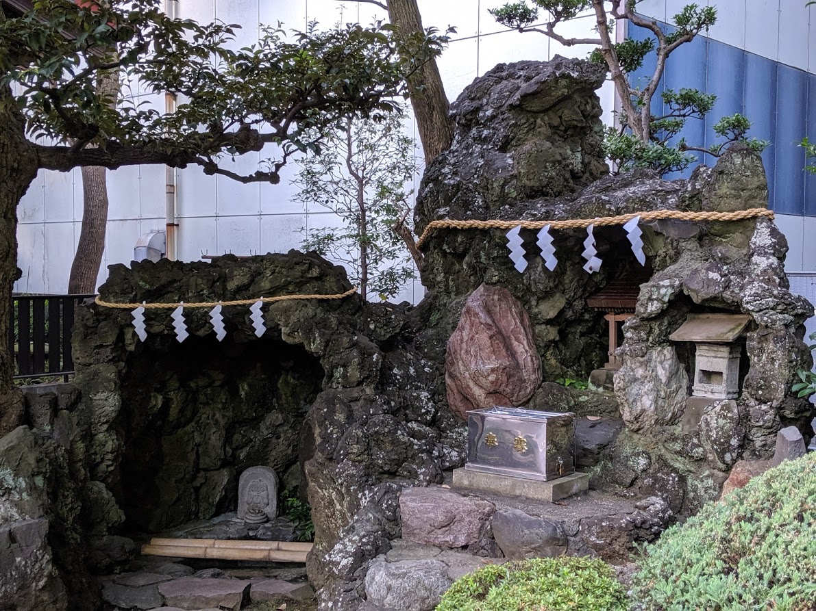 横浜関内にあるホテル　アルファーワンはどうかな、そんで厳島神社に行きました。