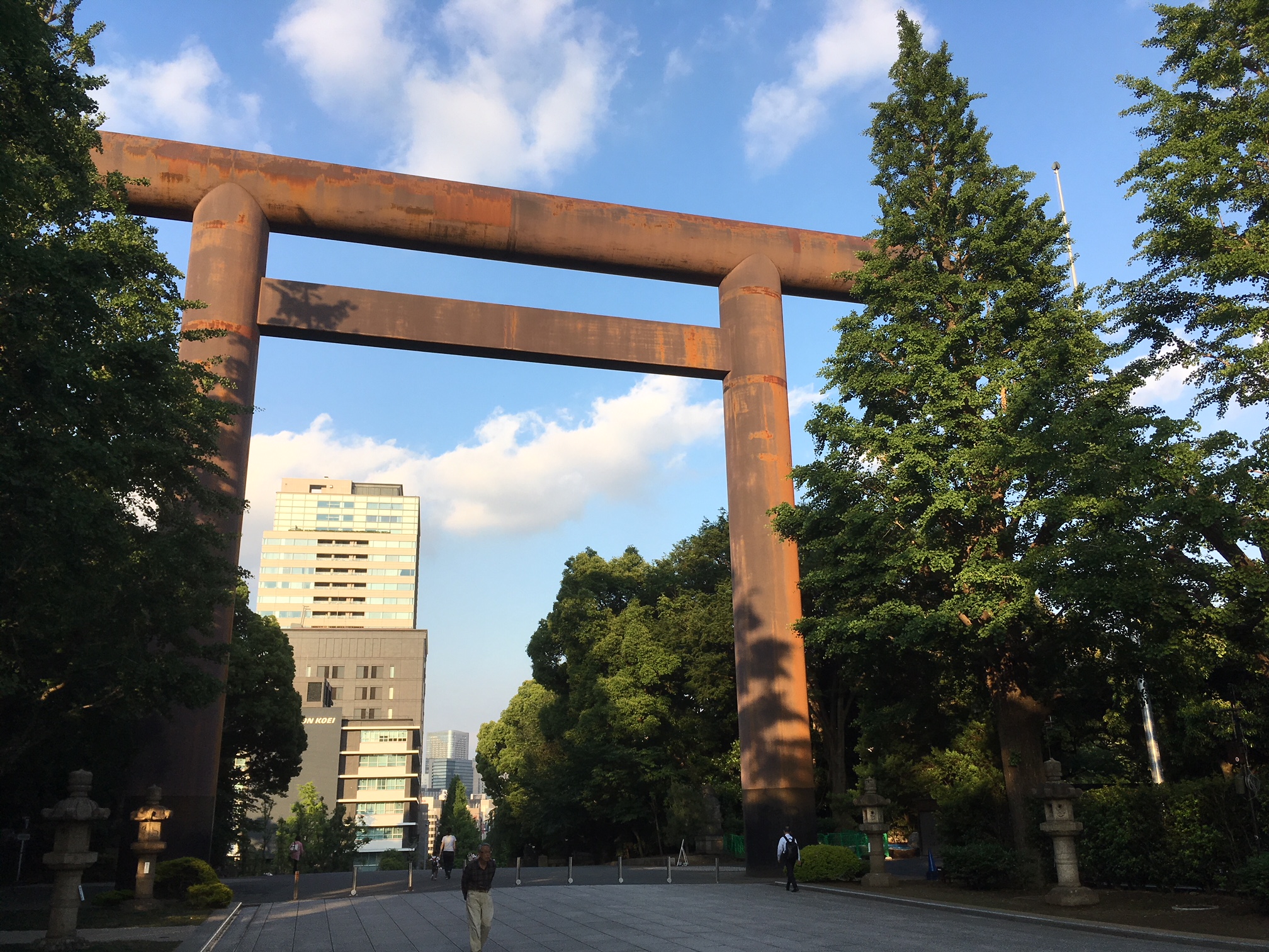 靖国神社　大鳥居　狛犬