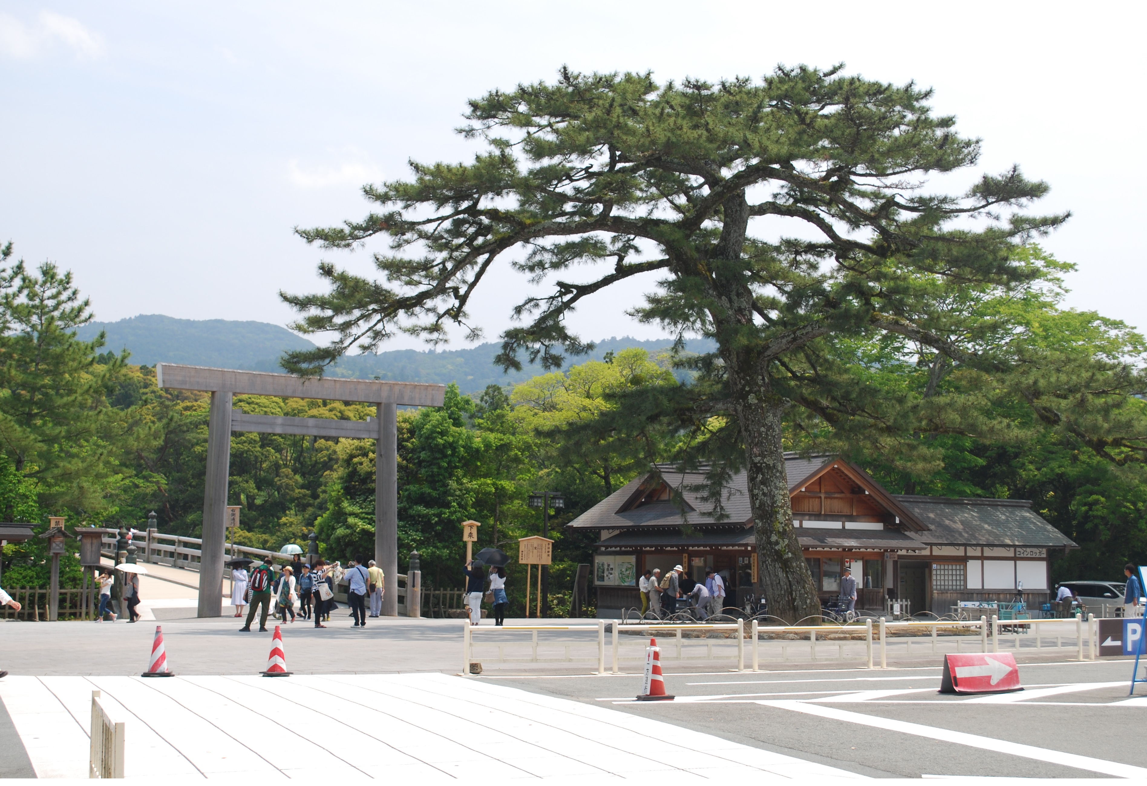 伊勢神宮鳥居前